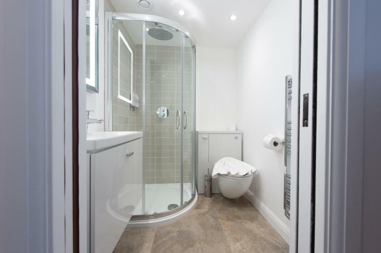 The Withies Inn Godalming Extérieur photo